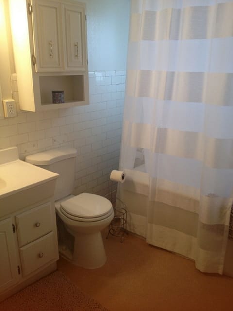 Combined shower/tub, towels, soap, toilet paper