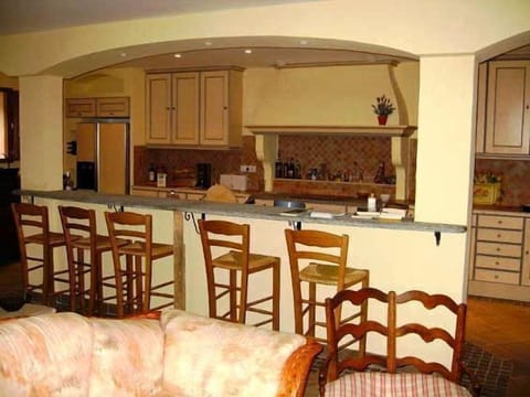 Convivial bar and breakfast area