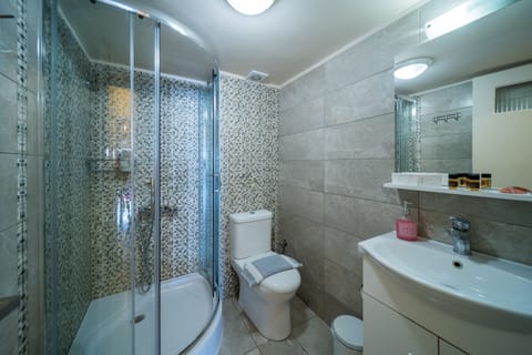 Combined shower/tub, hair dryer, towels, soap