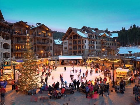 Vacaciones de vacaciones en una villa de lujo con entrada y salida de esquí de dos habitaciones disponible del 22 al 26 de diciembre Condominio in Northstar Drive