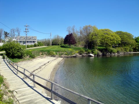 Beach nearby, sun loungers, beach towels