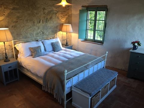 Light, spacious, airy master bedroom with en-suite shower 