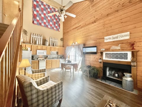 Feel at home in our Farmhouse cabin~ NEW March 2023~ furniture, decor, sleeps 8 