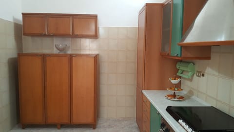 Fridge, oven, stovetop, coffee/tea maker