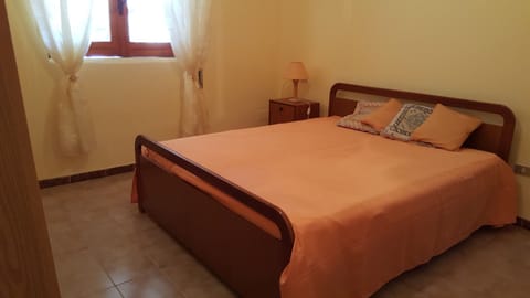 5 bedrooms, travel crib, bed sheets, wheelchair access