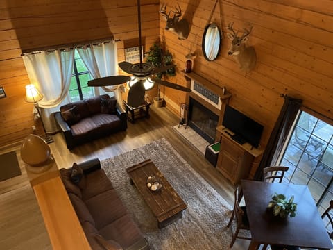 Welcome to this western-themed cabin condo. Brand new flooring on master level