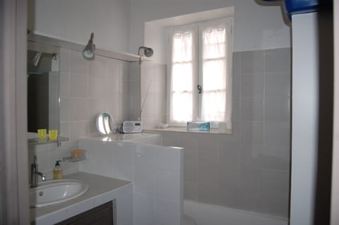 Red Castelnau: bathroom 1