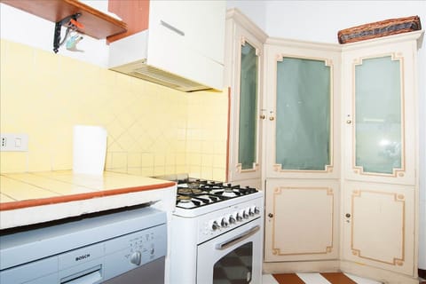 Fridge, oven, stovetop, coffee/tea maker