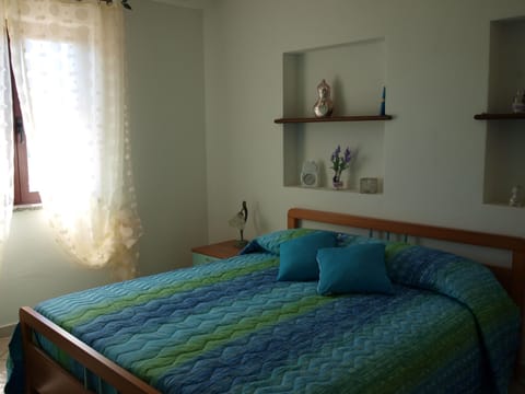 2 bedrooms, iron/ironing board, internet, bed sheets