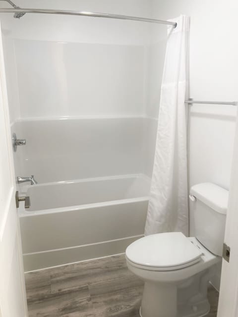 Full bath/shower combo