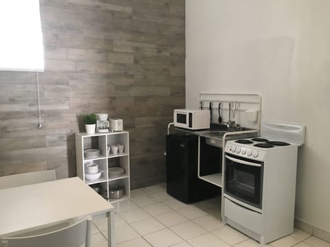 Private kitchen | Fridge, microwave, stovetop, coffee/tea maker