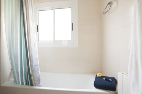 Combined shower/tub, hair dryer, bidet, towels