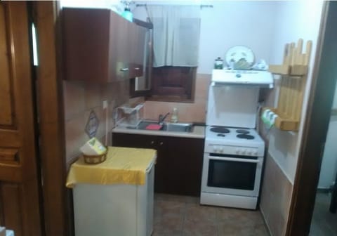 Fridge, oven, coffee/tea maker, cookware/dishes/utensils