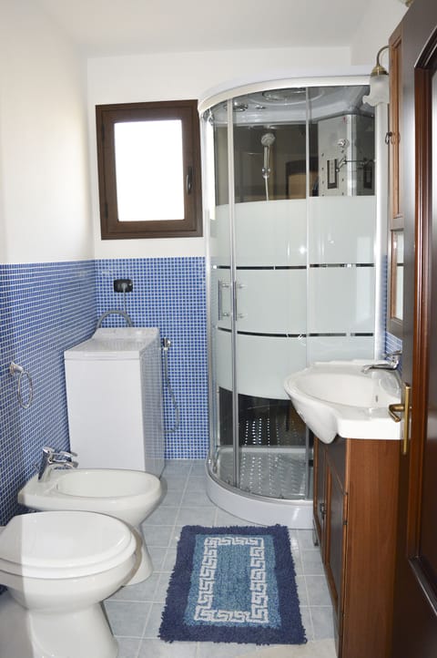 Shower, jetted tub, hair dryer, bidet