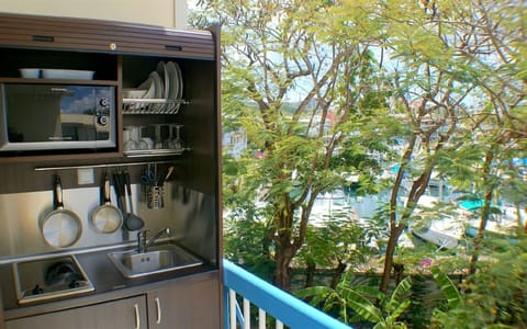 Private kitchen | Fridge, microwave, stovetop, coffee/tea maker