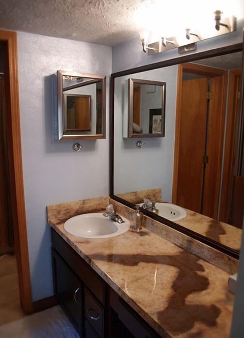 Master Bathroom - beautiful contemporary style - custom, spacious countertop