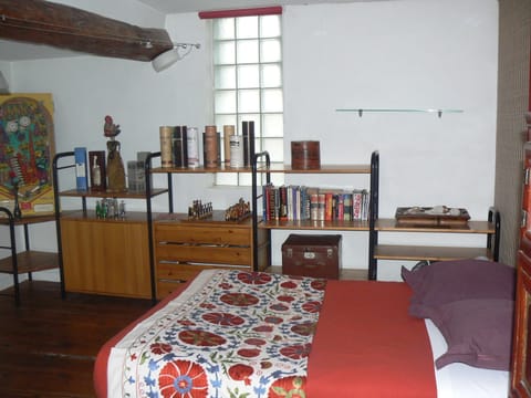 2 bedrooms, iron/ironing board, internet, bed sheets