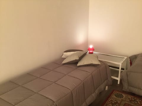 2 bedrooms, internet, bed sheets