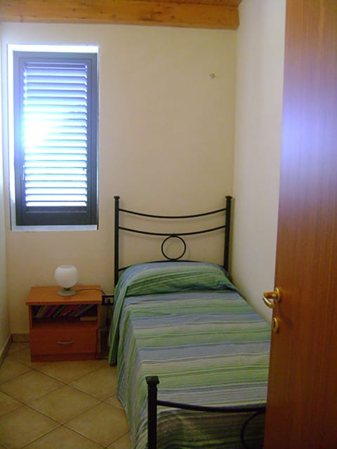 3 bedrooms, iron/ironing board, bed sheets