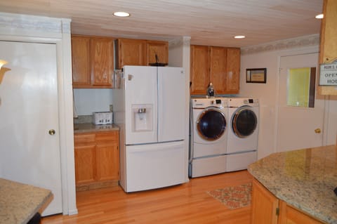 Side of Kitchen with washer/dryer
