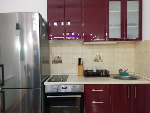 Fridge, oven, stovetop, coffee/tea maker