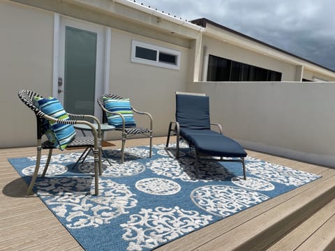 Private 8th floor lanai with ocean and Mountain View’s