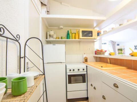 Fridge, oven, cookware/dishes/utensils