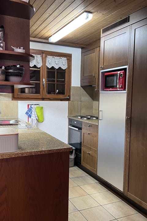 Fridge, dishwasher, cookware/dishes/utensils