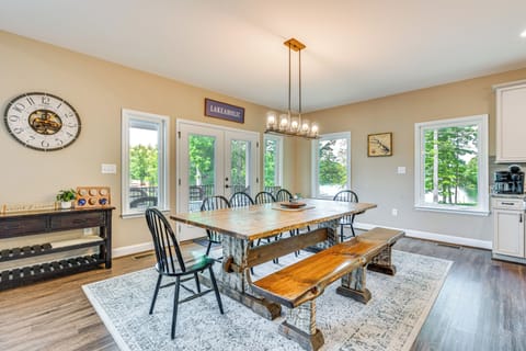 Dining Area | Dishware Provided