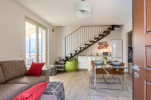 Spacious living room with dining for 6 people.