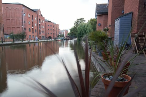 Beautiful & Luxurious Canal Side Home in Centre House in Chester