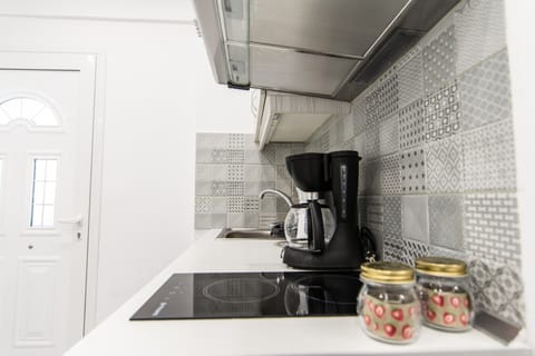 Fridge, oven, coffee/tea maker, electric kettle