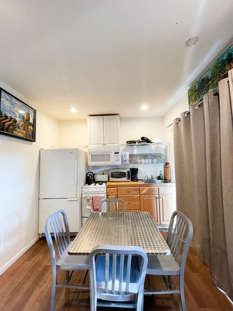 Full Kitchen & Table