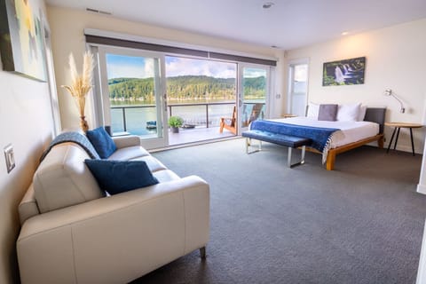 Luxury Lookout Upstairs Bedroom (3)