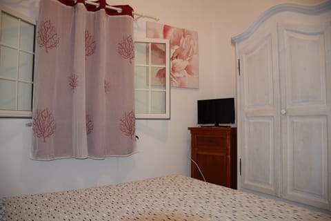 4 bedrooms, iron/ironing board, travel crib, free WiFi