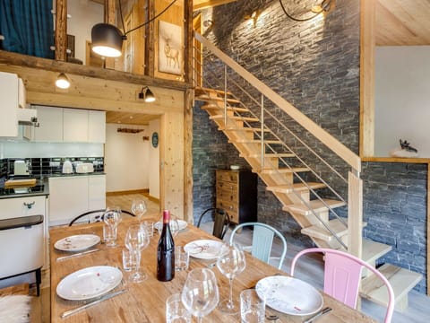 Room, Property, Building, Interior Design, Countertop, House, Real Estate, Furniture, Loft, Table