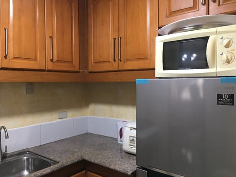 Microwave, cookware/dishes/utensils