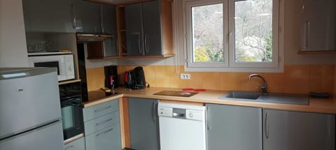 Microwave, oven, dishwasher, coffee/tea maker