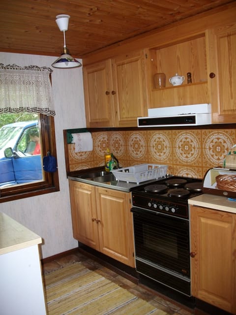 Fridge, oven, stovetop, coffee/tea maker