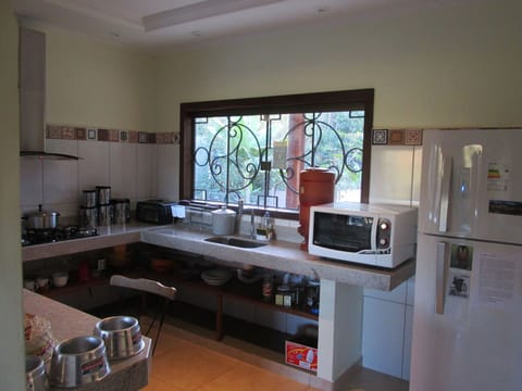 Fridge, oven, stovetop, coffee/tea maker