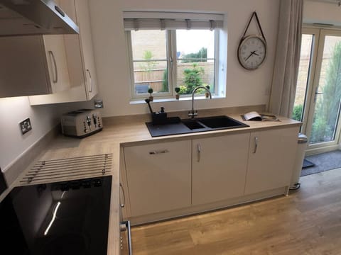 Integrated washing machine and dishwasher