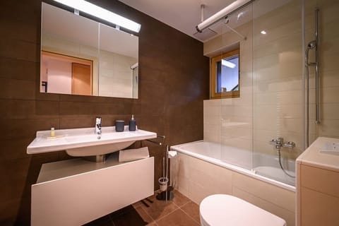 Combined shower/tub, hair dryer, towels