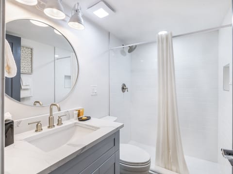 Combined shower/tub, hair dryer, towels