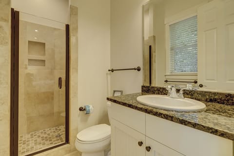 Combined shower/tub, hair dryer, towels