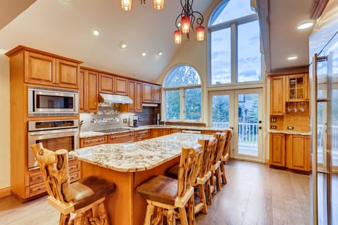 Seating for 5 at the breakfast bar