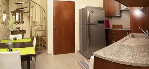 Fridge, oven, stovetop, coffee/tea maker