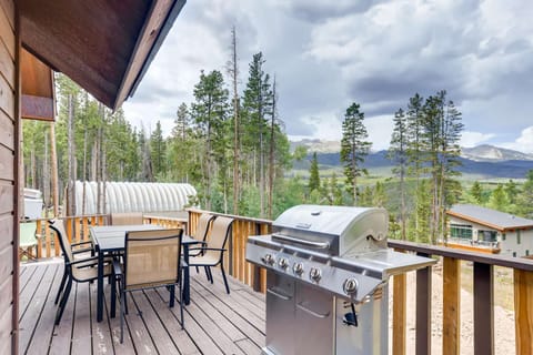 Relax on your private deck & BBQ with amazing views!