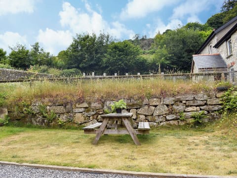 Lawned garden with garden furniture | Lower Hameldown - Wooder Manor, Widecombe-in-the-Moor, near Bovey Tracey