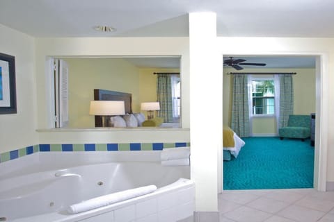 Combined shower/tub, jetted tub, hair dryer, towels