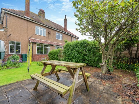 Lovley enclosed garden with patio | Northwinds, Seahouses